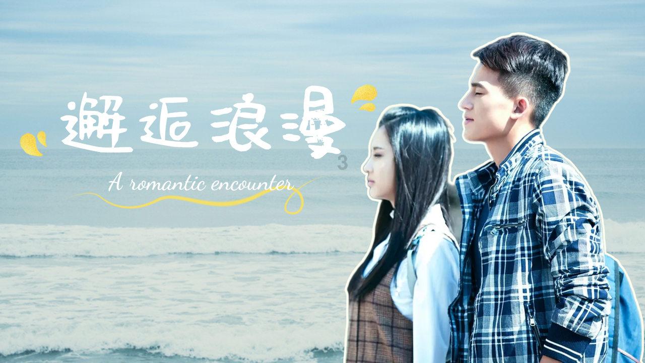 低年级小妹妹在初中部餐厅就餐，九年级男生帮小妹妹打汤